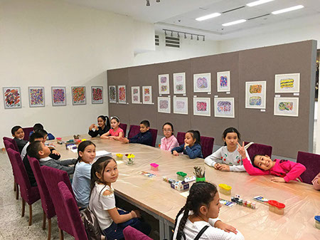 Что такое арт-терапия и в чем ее польза? Как следует организовать работу с детьми и их родителями? 